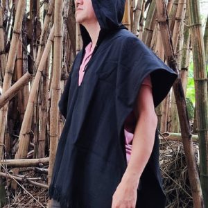 Poncho negro grueso capota